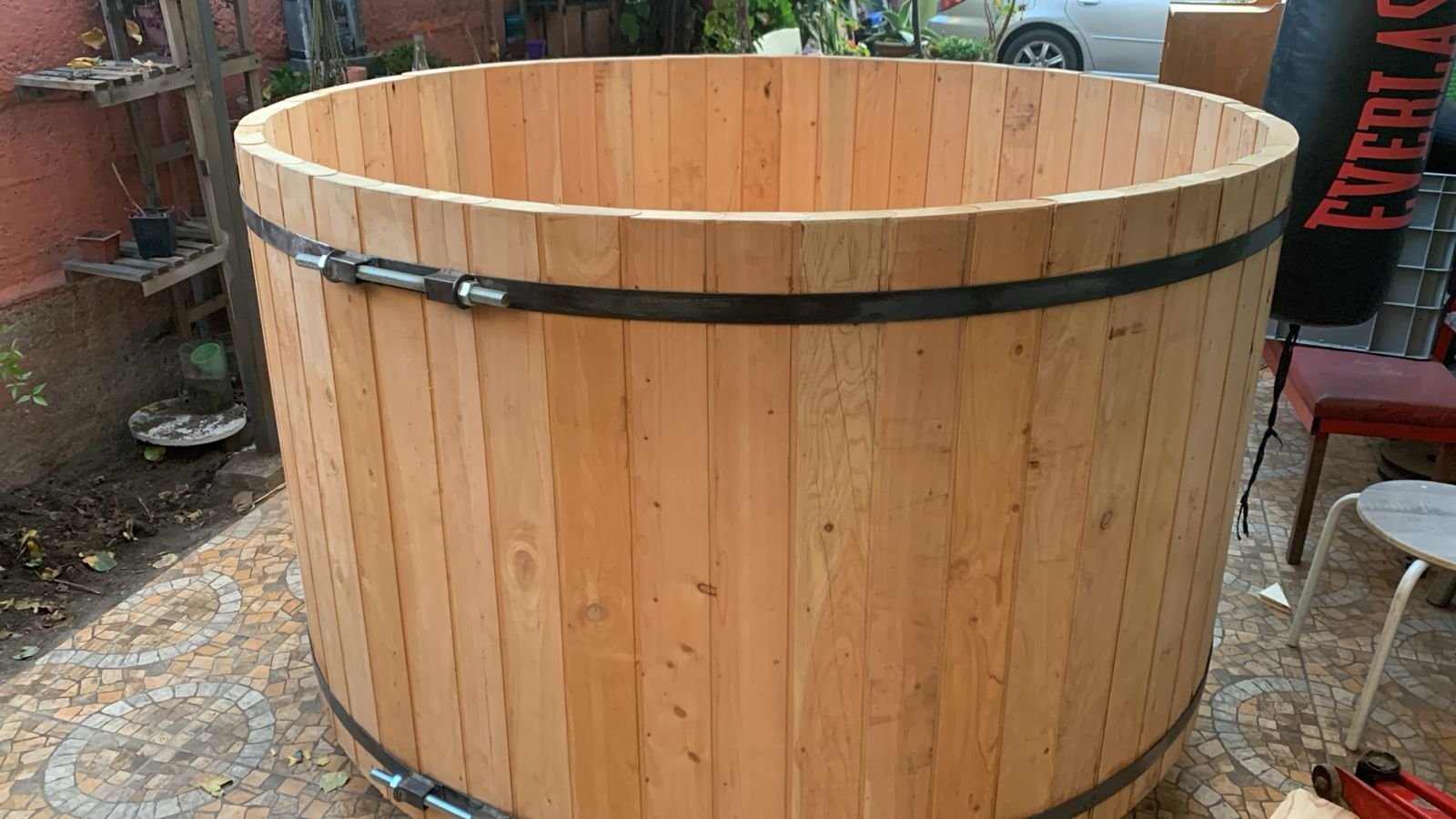 Tinaja Wood Tub instalada en patio