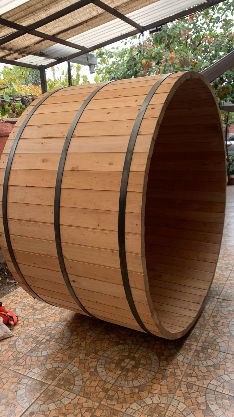 Tinaja de madera terminada en el taller Wood Tub